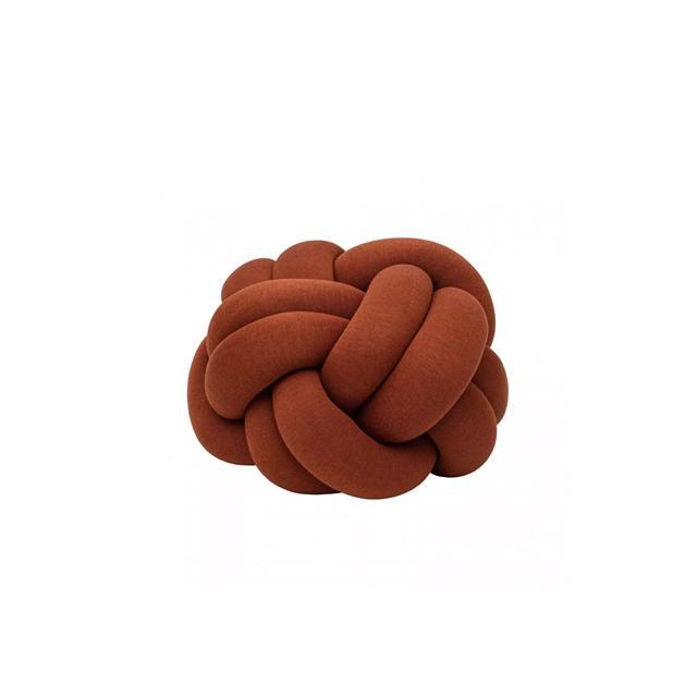 Design House Stockholm Knot Pude i Okker - Unik Skulpturel Form