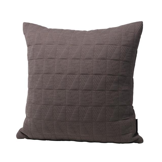 Fritz Hansen Trapez Pude 50x50 i Jordbrun - Stilfuld Design