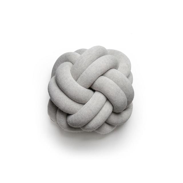 Design House Stockholm Knot Pude - Hvid og Grå Elegance